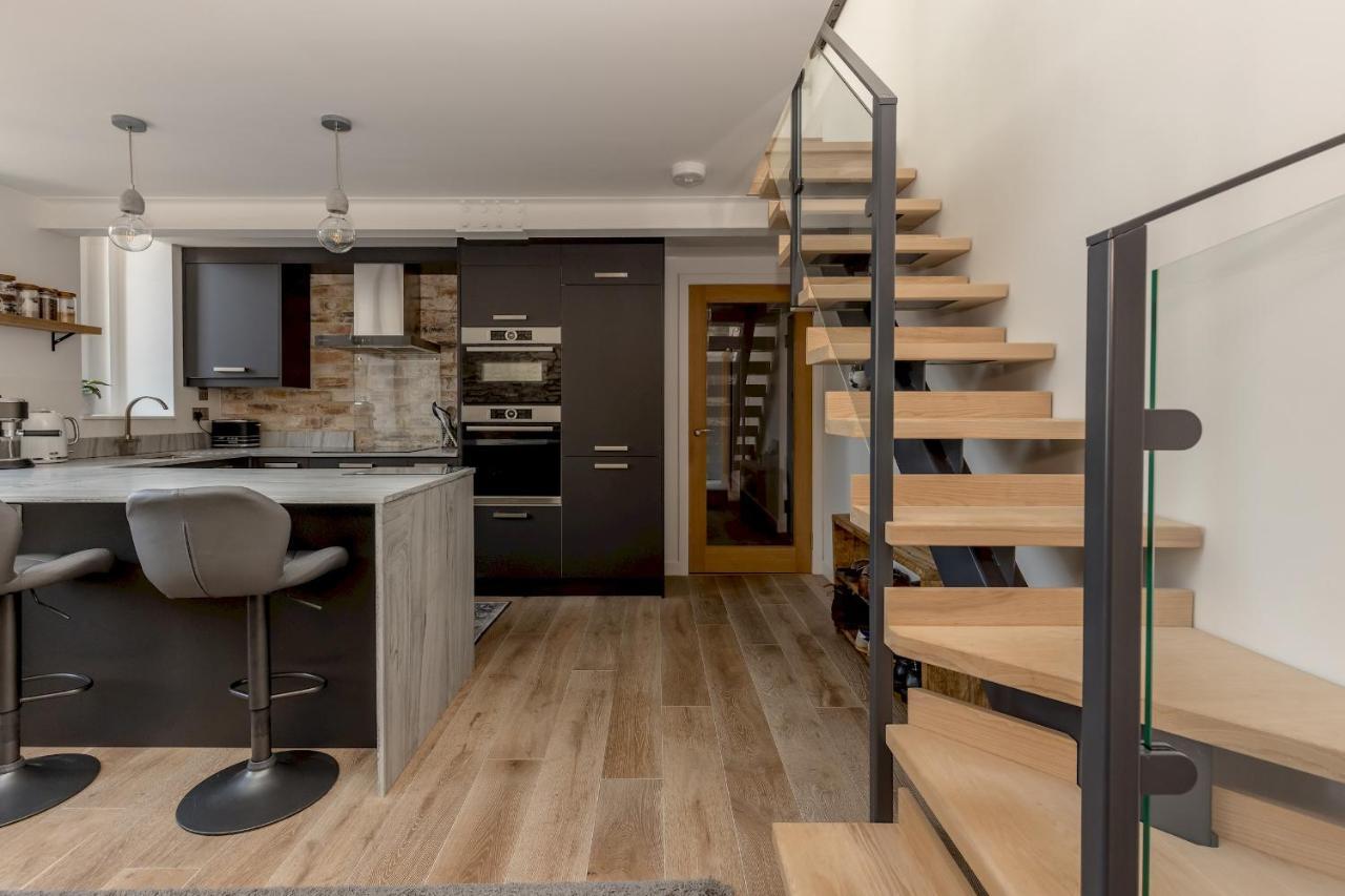 Pass The Keys Stunning 3 Bed Loft Style Apt With Free Parking EDI Exterior photo