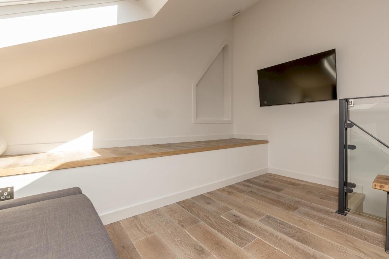 Pass The Keys Stunning 3 Bed Loft Style Apt With Free Parking EDI Exterior photo