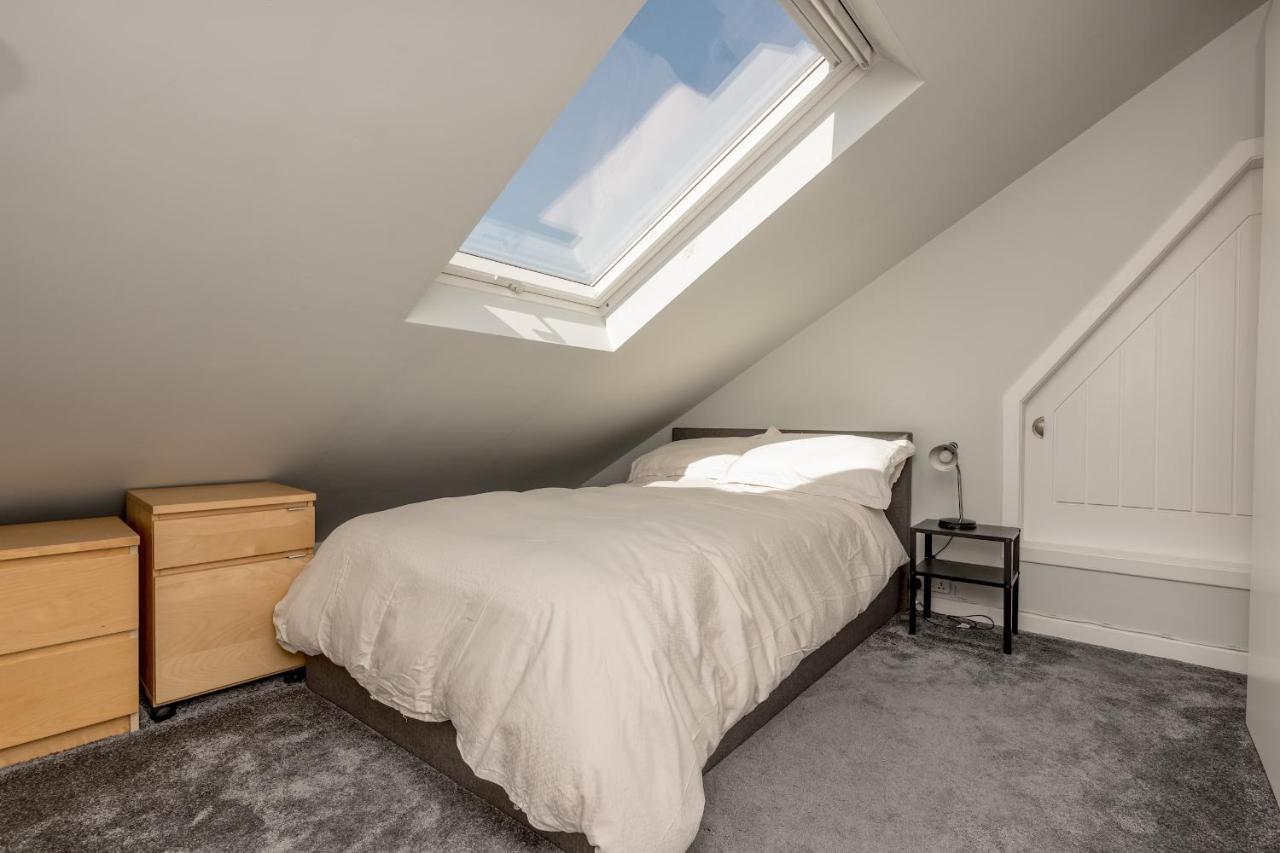 Pass The Keys Stunning 3 Bed Loft Style Apt With Free Parking EDI Exterior photo