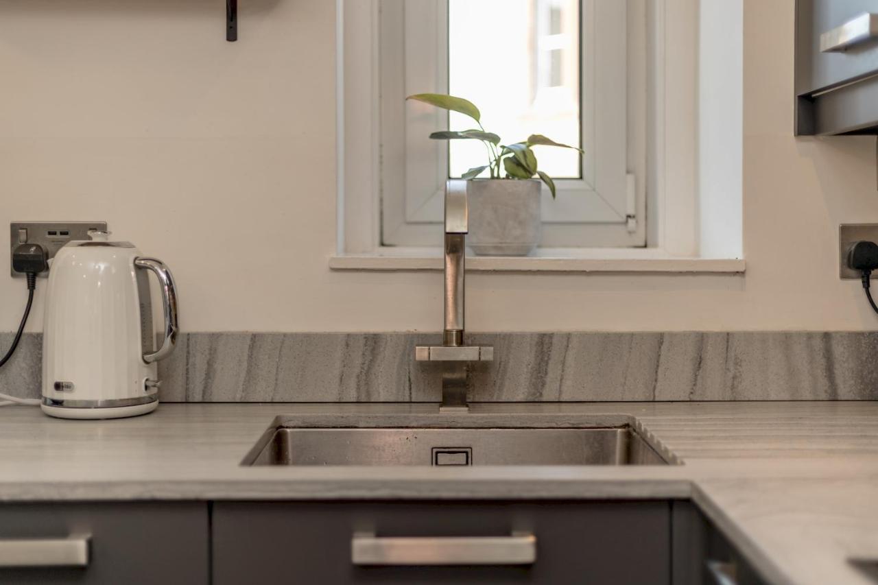 Pass The Keys Stunning 3 Bed Loft Style Apt With Free Parking EDI Exterior photo