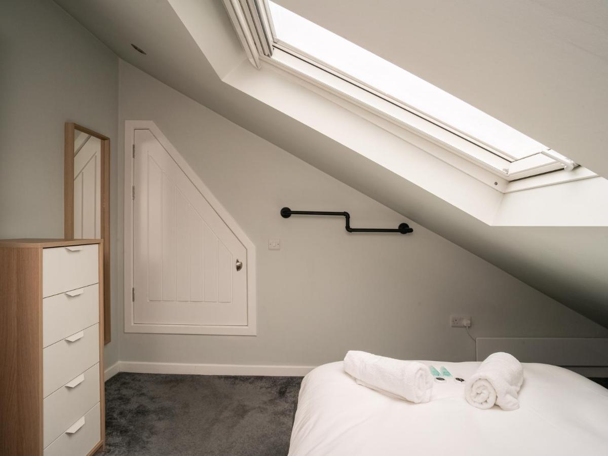 Pass The Keys Stunning 3 Bed Loft Style Apt With Free Parking EDI Exterior photo