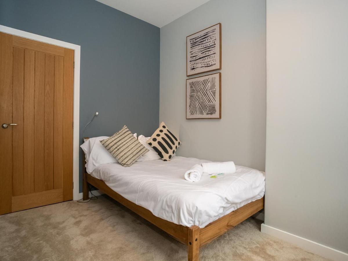 Pass The Keys Stunning 3 Bed Loft Style Apt With Free Parking EDI Exterior photo