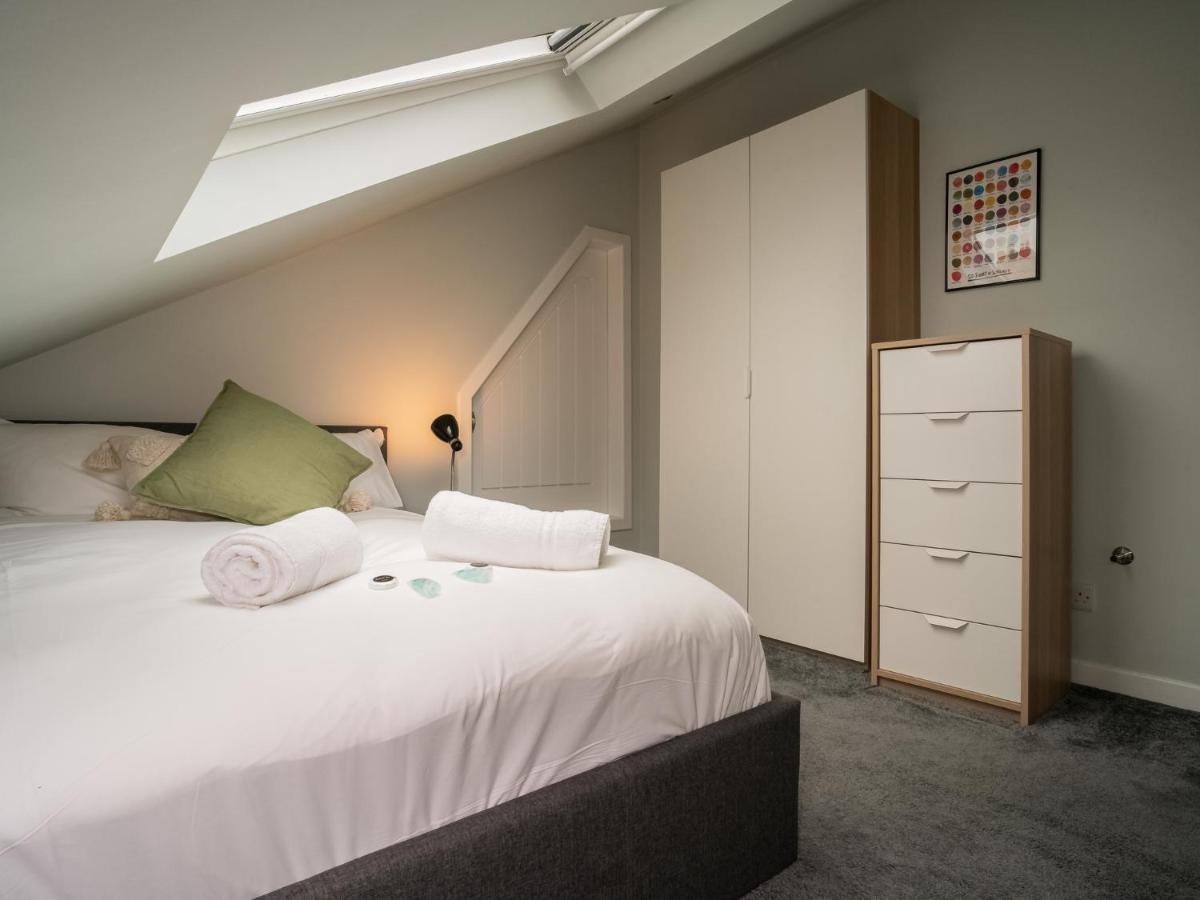 Pass The Keys Stunning 3 Bed Loft Style Apt With Free Parking EDI Exterior photo